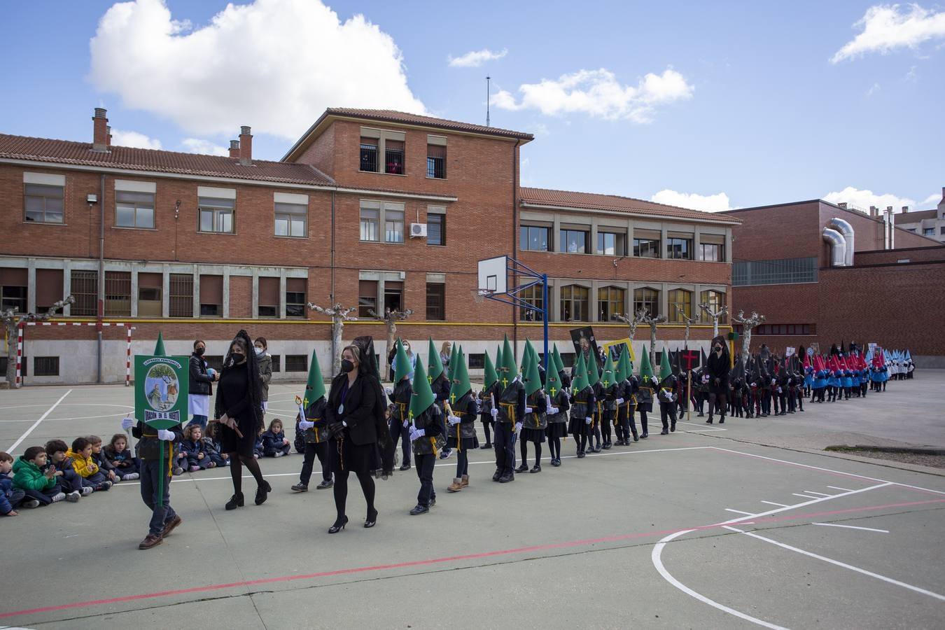Fotos: Alumnos del Colegio Apostolado de Valladolid desfilan en su propia procesión de Semana Santa