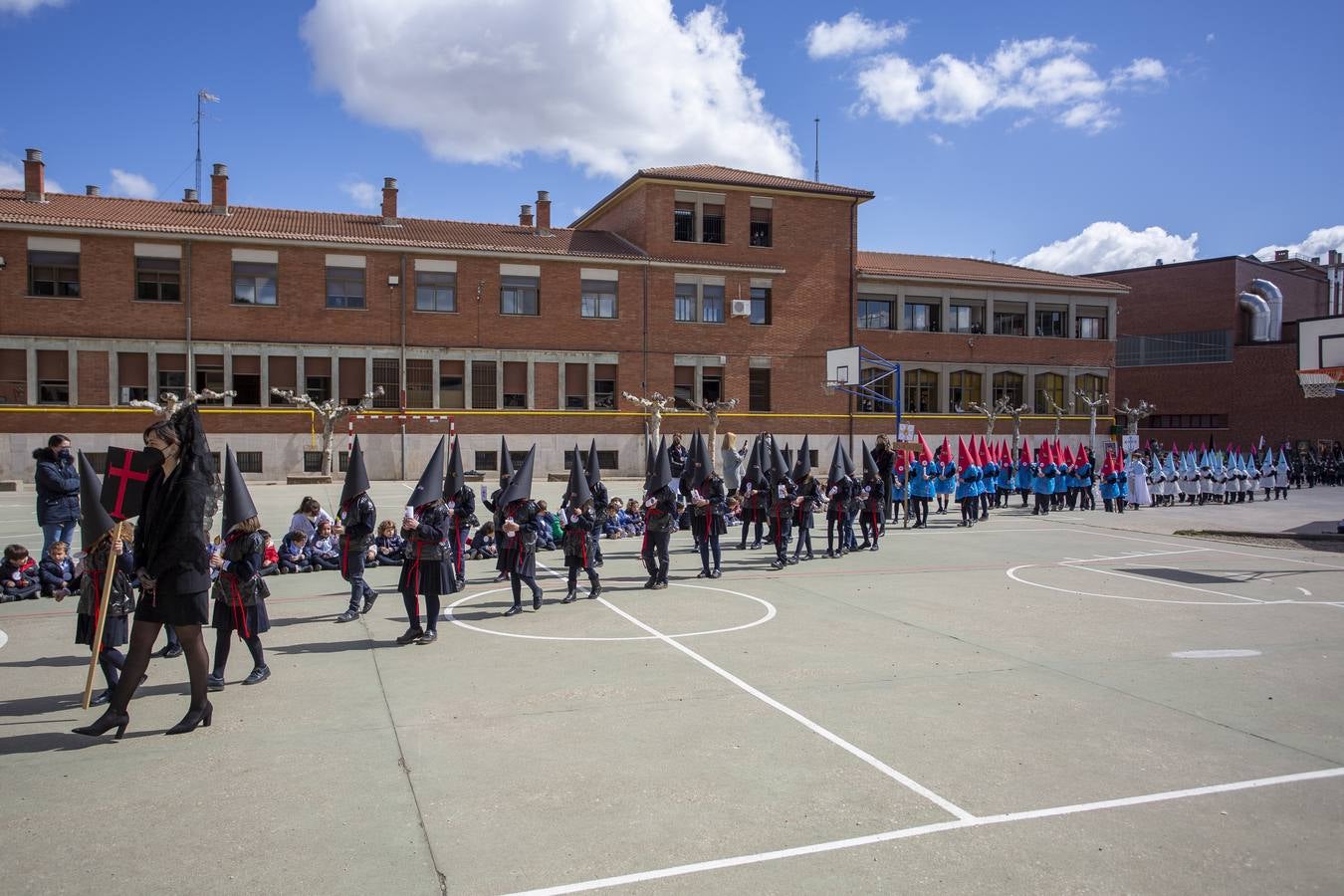 Fotos: Alumnos del Colegio Apostolado de Valladolid desfilan en su propia procesión de Semana Santa