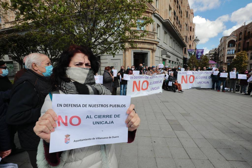 Protesta de la plataforma de pueblos contra el cierre de Unicaja en la Plaza Zorrilla. 