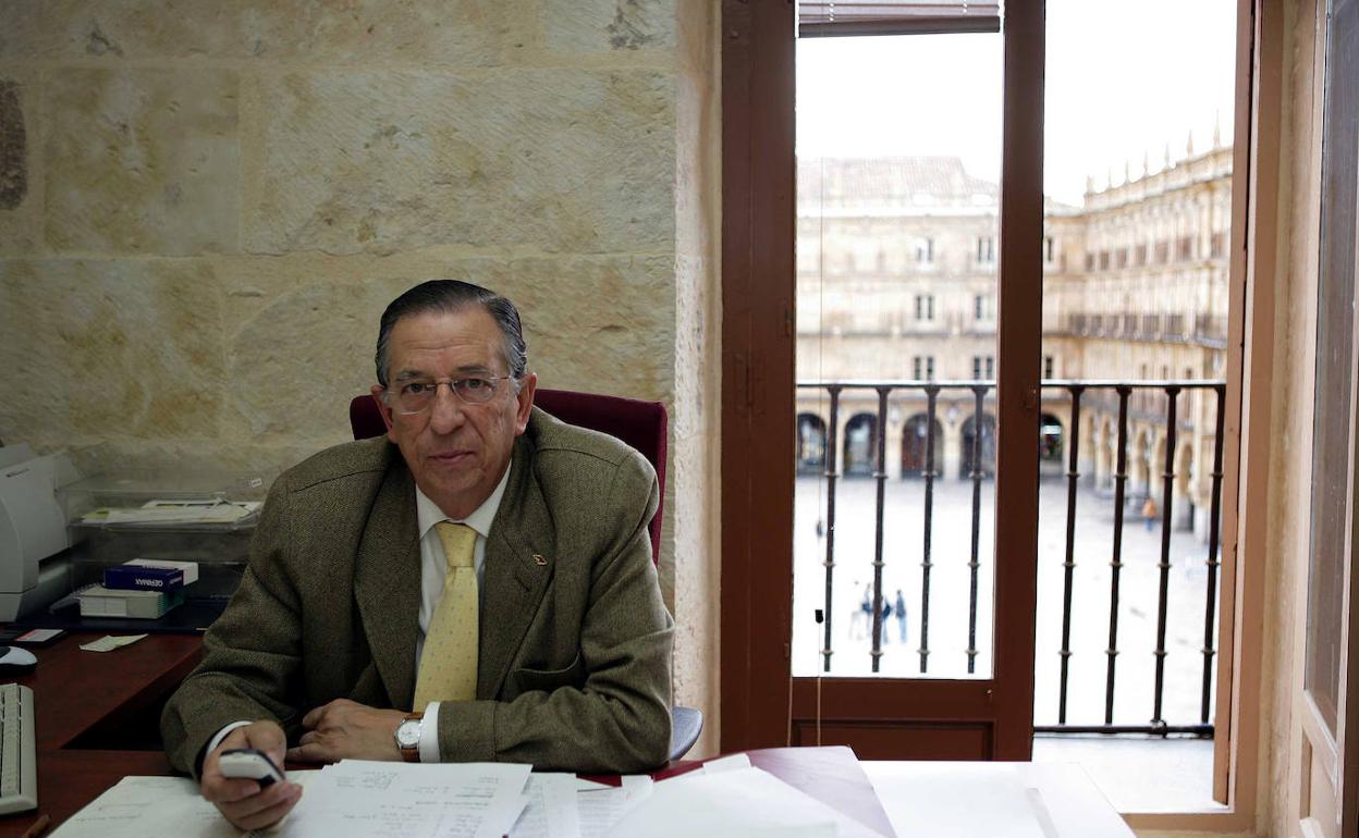 Alberto Estella, en su despacho de la Plaza Mayor de Salamanca cuando era coordinador de 'Salamanca 2005. Plaza Mayor de Europa'. 