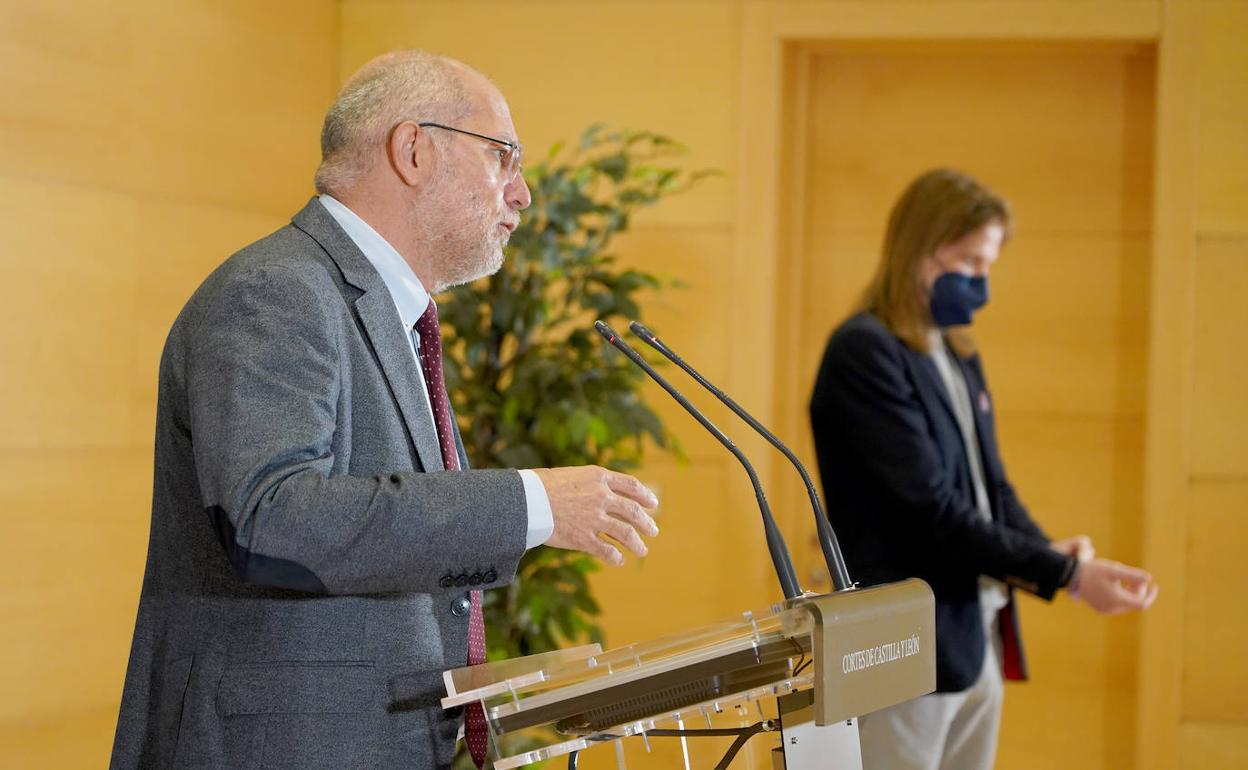 Francisco Igea atiende a los periodistas mientras Pablo Fernández espera su turno de intervención.