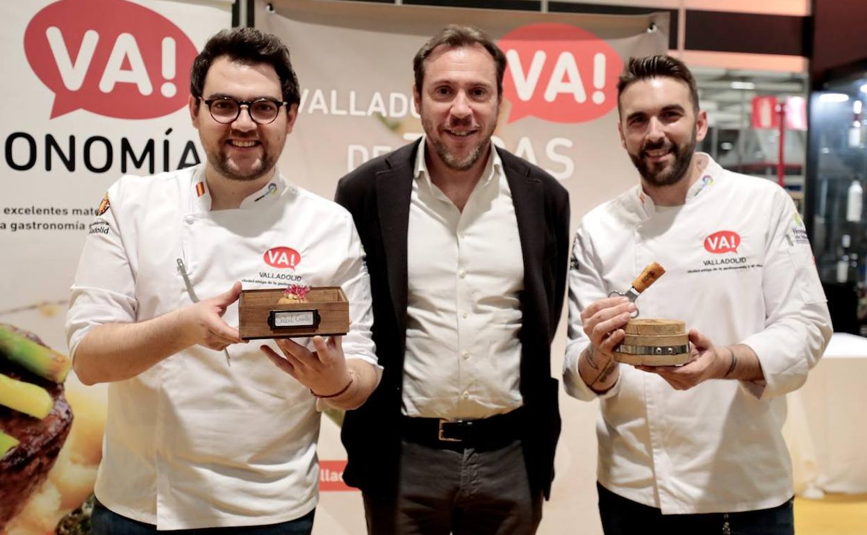 Óscar Puente, en Madrid Fusión, con David Quevedo y Emilio Martín, campeón y subcampeón del Campeonato del Mundo de Tapas. 