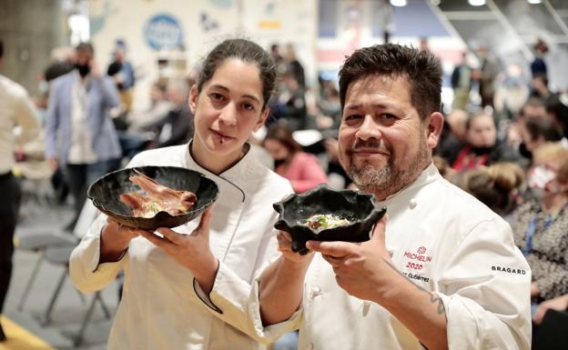 Imagen principal - Arriba los cocineros Víctor Gutiérrez y Sara Martín Ferreres posan con sus dos platos en madrid Fusión. Abajo, detalles de los dos platos. 