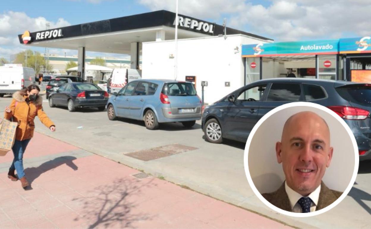 Colas en una gasolinera de Repsol en Valladolid. En el círculo, Lorenzo Colomo.