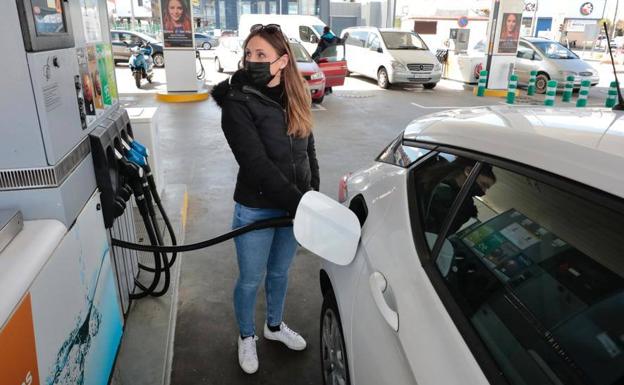 Galería. Las colas en las gasolineras han marcado el primer día del descuento en el combustible.