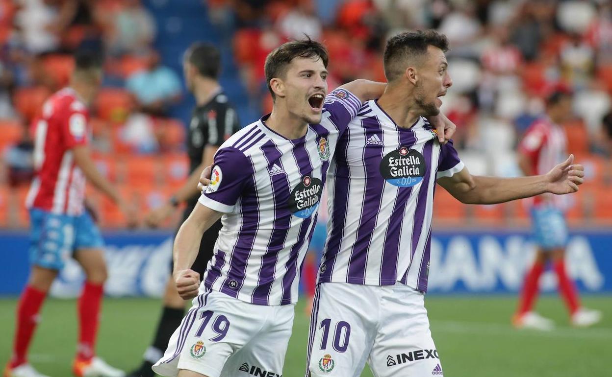 Toni Villa y Óscar Plano celebran uno de los goles del Valladolid en Lugo en la primera vuelta.