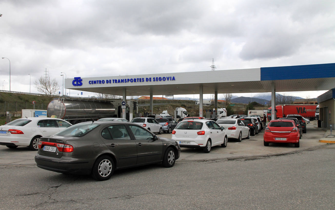 Colas de vehículos esperando para repostar este viernes en el Centro de Transportes de Segovia.