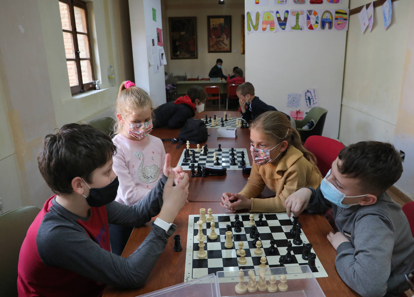 Fotos: Clases de ajedrez para los niños ucranianos y español para sus madres en Paredes