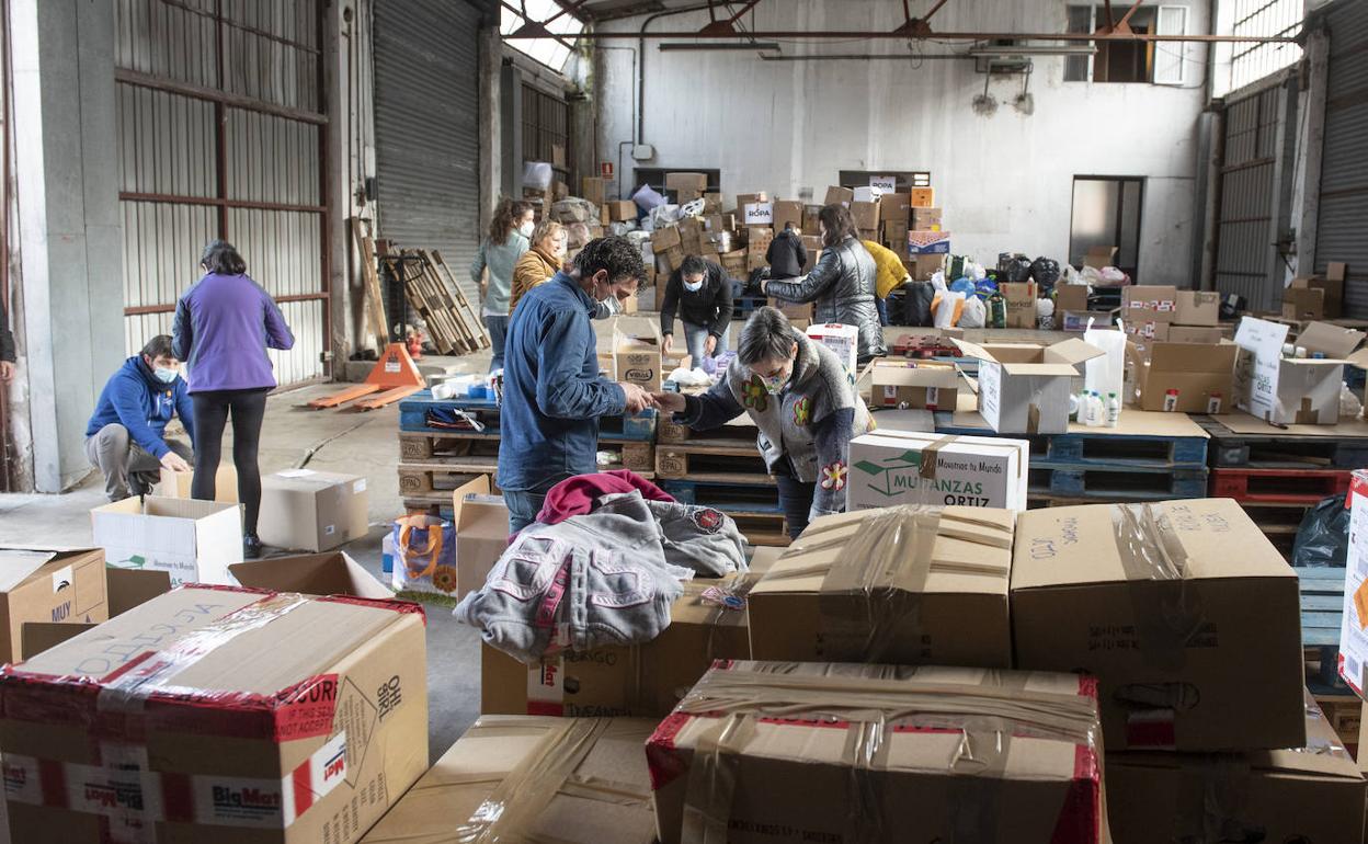 Voluntarios empaquetaban y organizaban las cajas de ayuda humanitaria con destino a Ucrania recogidas en la nave de los antiguos bomberos. 