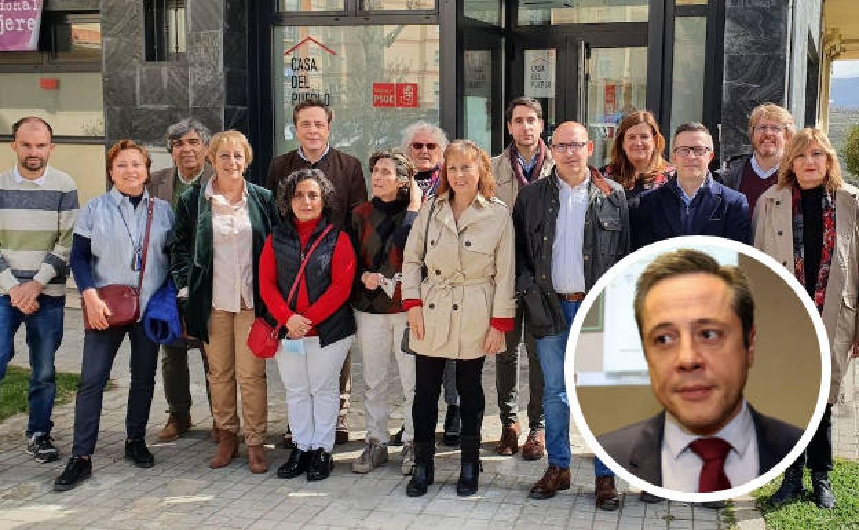 Foto de familia de integrantes de la renovada ejecutiva de la agrupación local del PSOE de Segovia capital, con José Bayón al frente (círculo). 