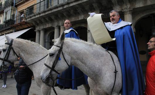 Un heraldo a caballo anuncia el pregón de la Semana Santa en la Plaza Mayor de Segovia. 