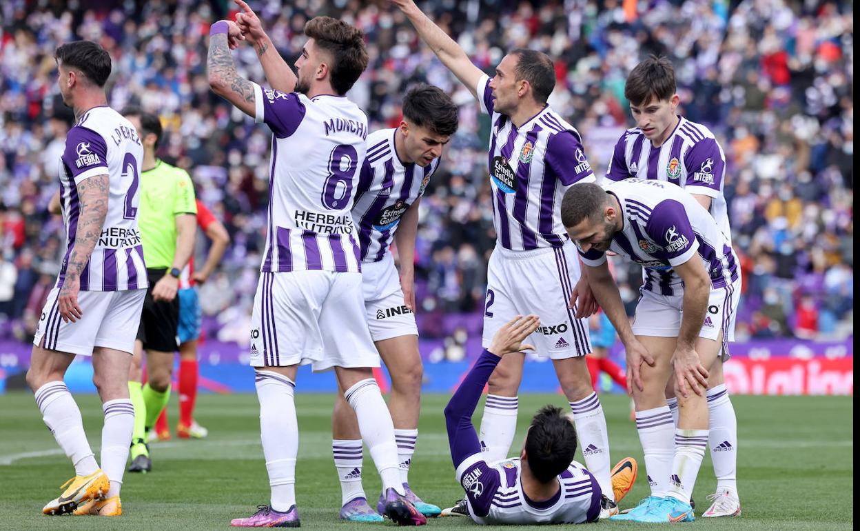 Los jugadores del Real Valladolid piden el cambio tras el gol de Plano. 