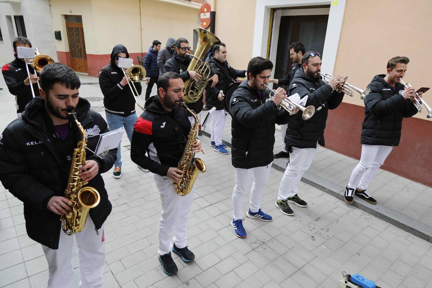 Actuación de la charanga 'La Nota' en la localidad de Peñafiel. / 