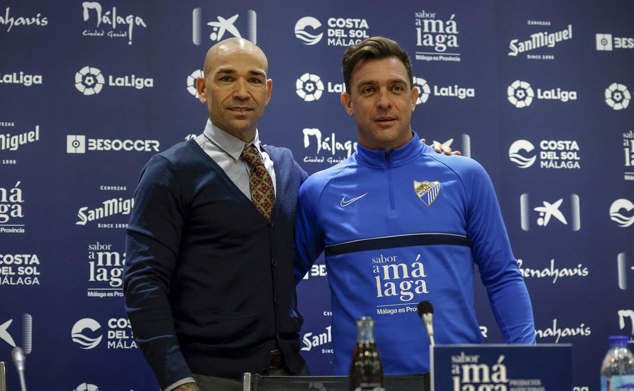 Pablo Adrián Guede, a la derecha, posa con Manolo Gaspar, director del Área Deportiva del Málaga. 