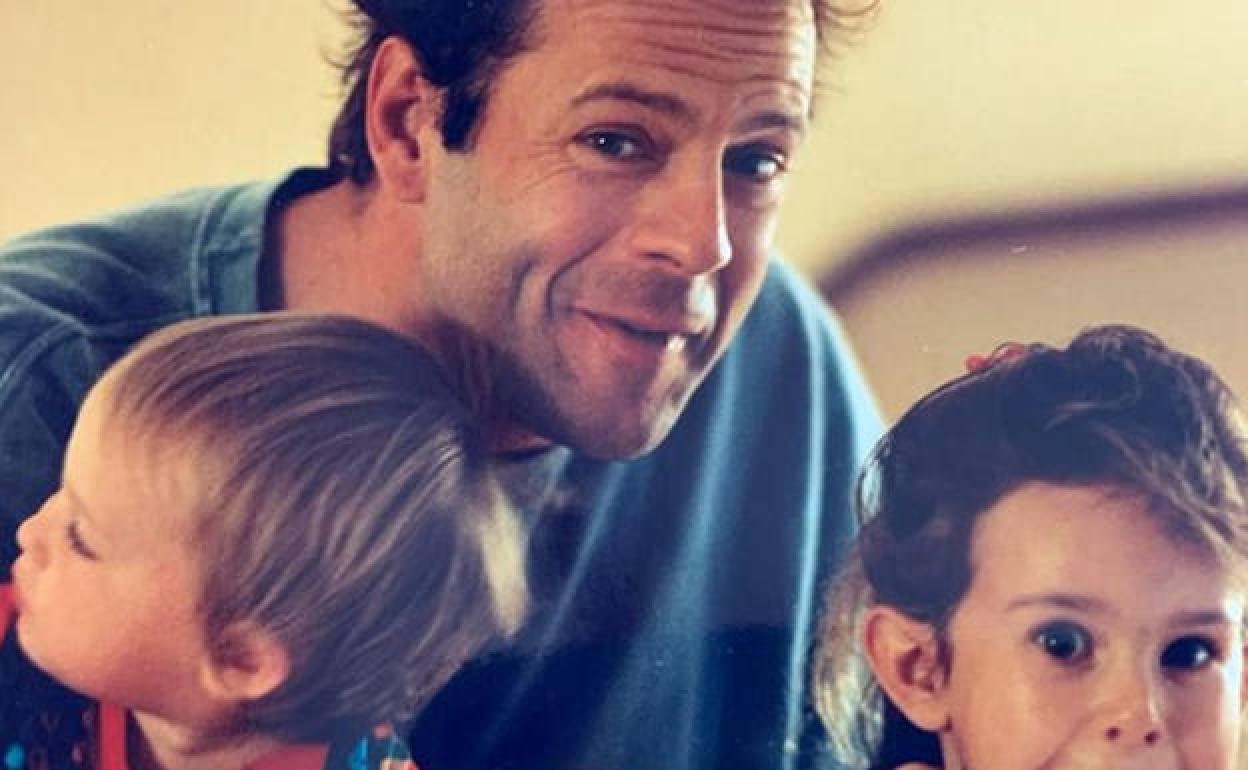 El actor Bruce Willis con sus hijas Scout y Rumer. 