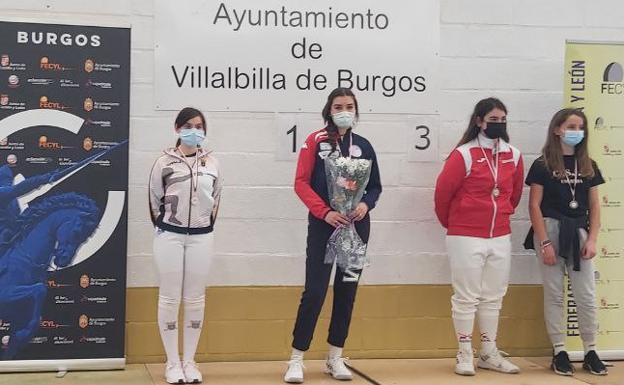 Gabriela Álvarez posa con su medalla de oro en el podio. 