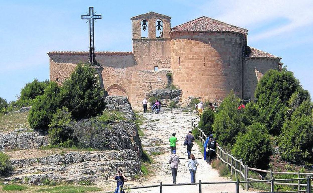 Visitantes en la ermita de San Frutos, en las Hoces del Duratón. 