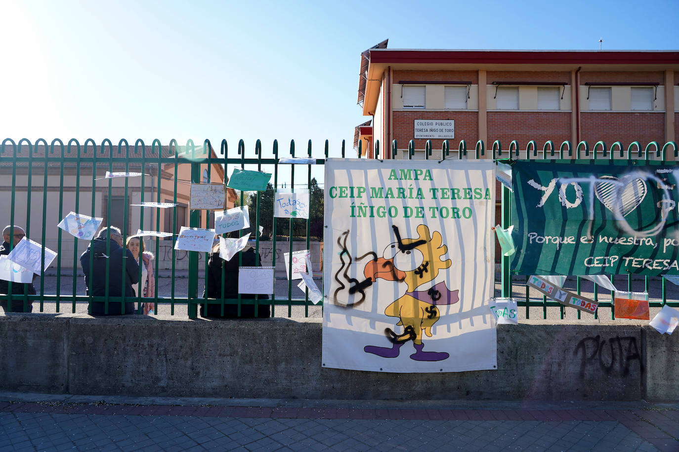 Pintadas en el colegio Íñigo de Toro. 