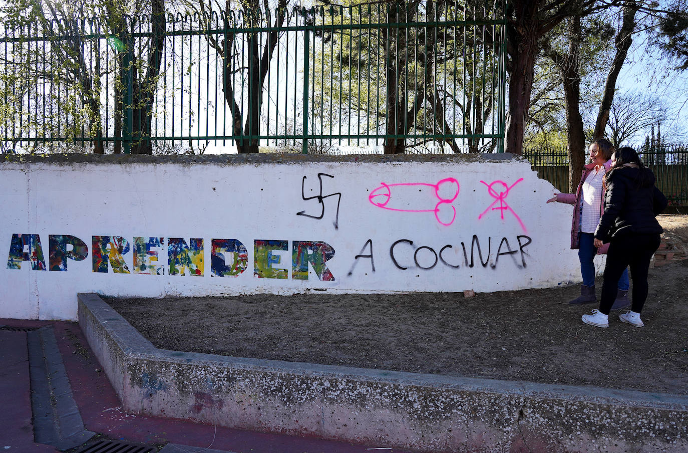 Pintadas en el colegio Íñigo de Toro. 