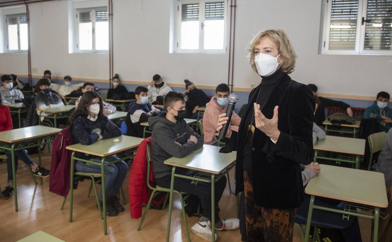 Ana Iríbar, en un momento de su intervención ante los alumnos del IES La Albuera.