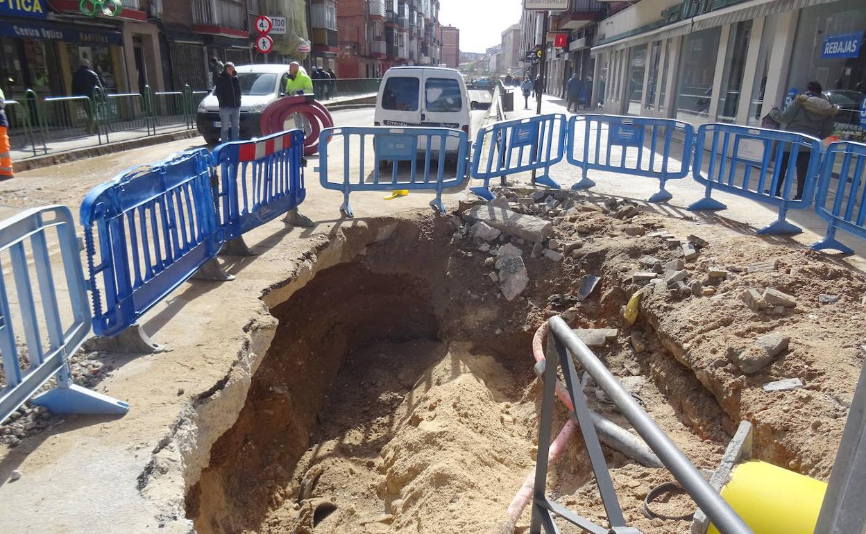 Lugar del reventón, con la tubería ya reparada, en la boca del túnel de Vadillos del lado de la calle Casasola. 