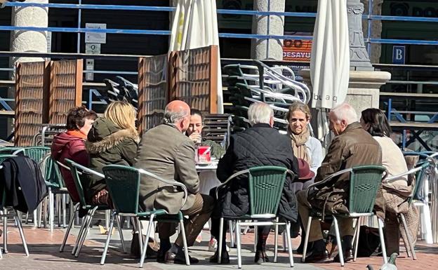 Imagen principal - Virginia de Oñate, la anfitriona de Victoria Federica y la infanta Elena en Valladolid