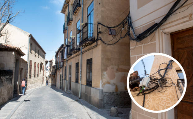 Tramo antes de estrecharse la calle Daoiz hacia el Alcázar. A la derecha, cables e instalaciones eléctricas al aire.