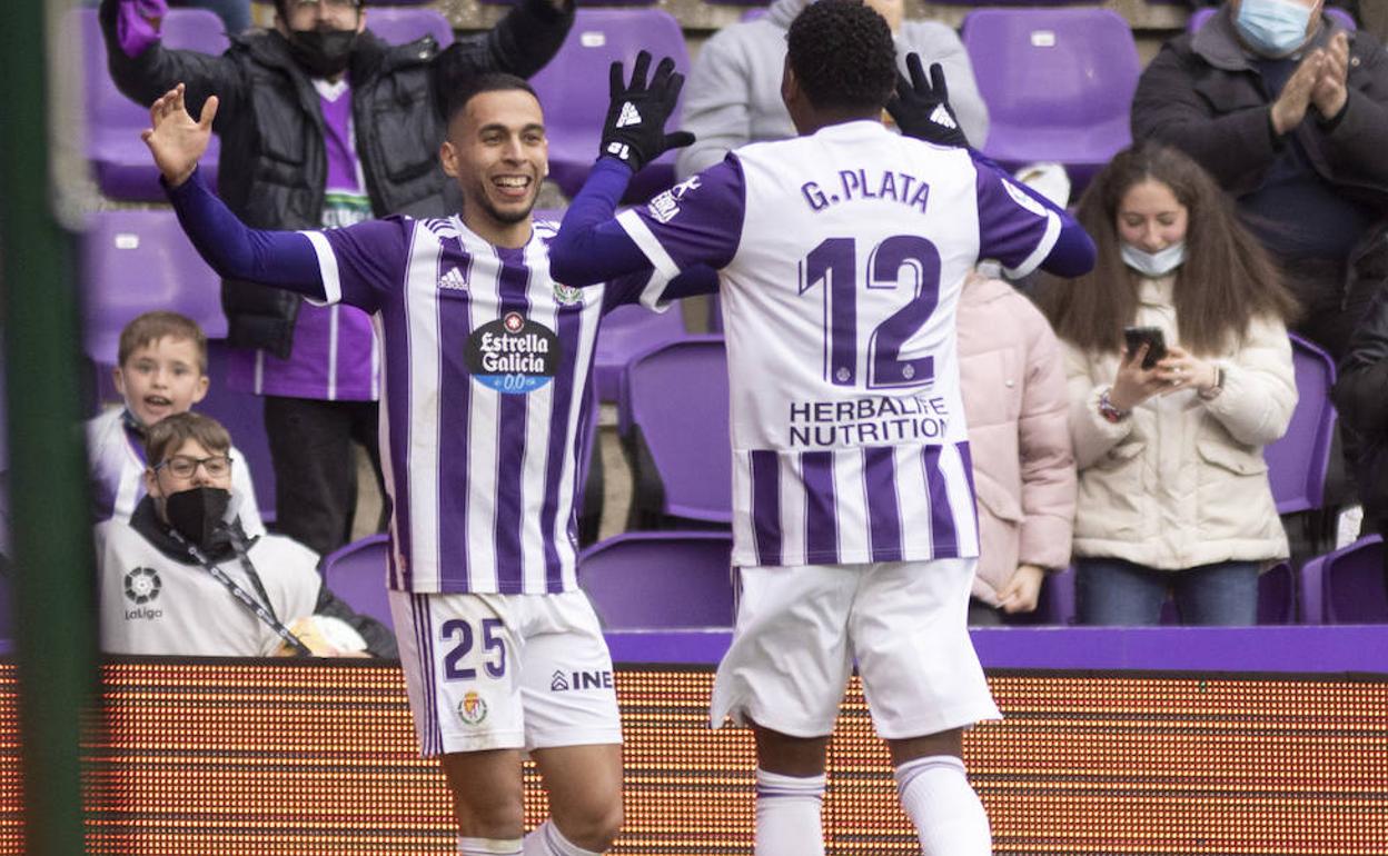 Anuar celebra el tercer gol ante el Lugo con Gonzalo Plata,