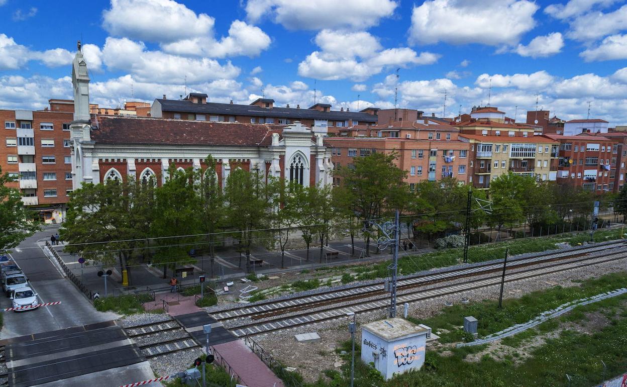 Vías ferroviarias a su paso por el barrio La Pilarica de Valladolid.