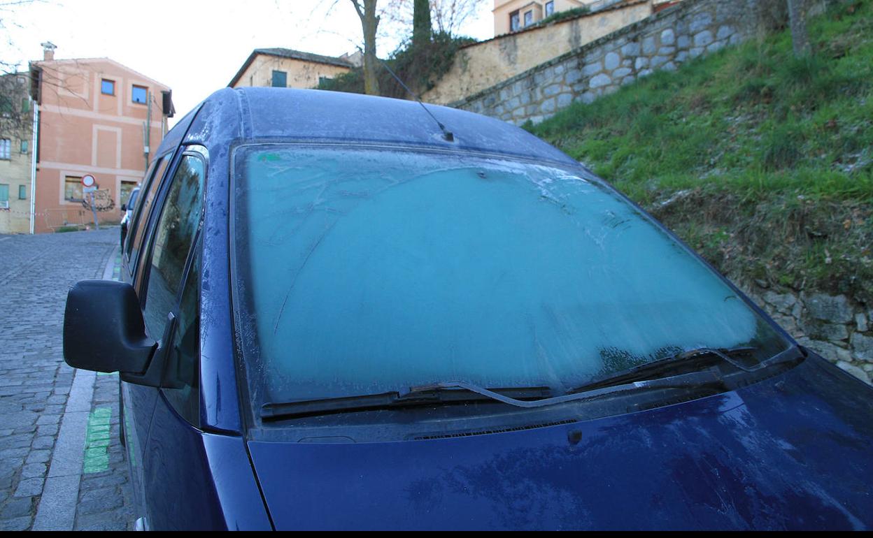 Escarcha en la luna de un vehículo en la capital segoviana. 