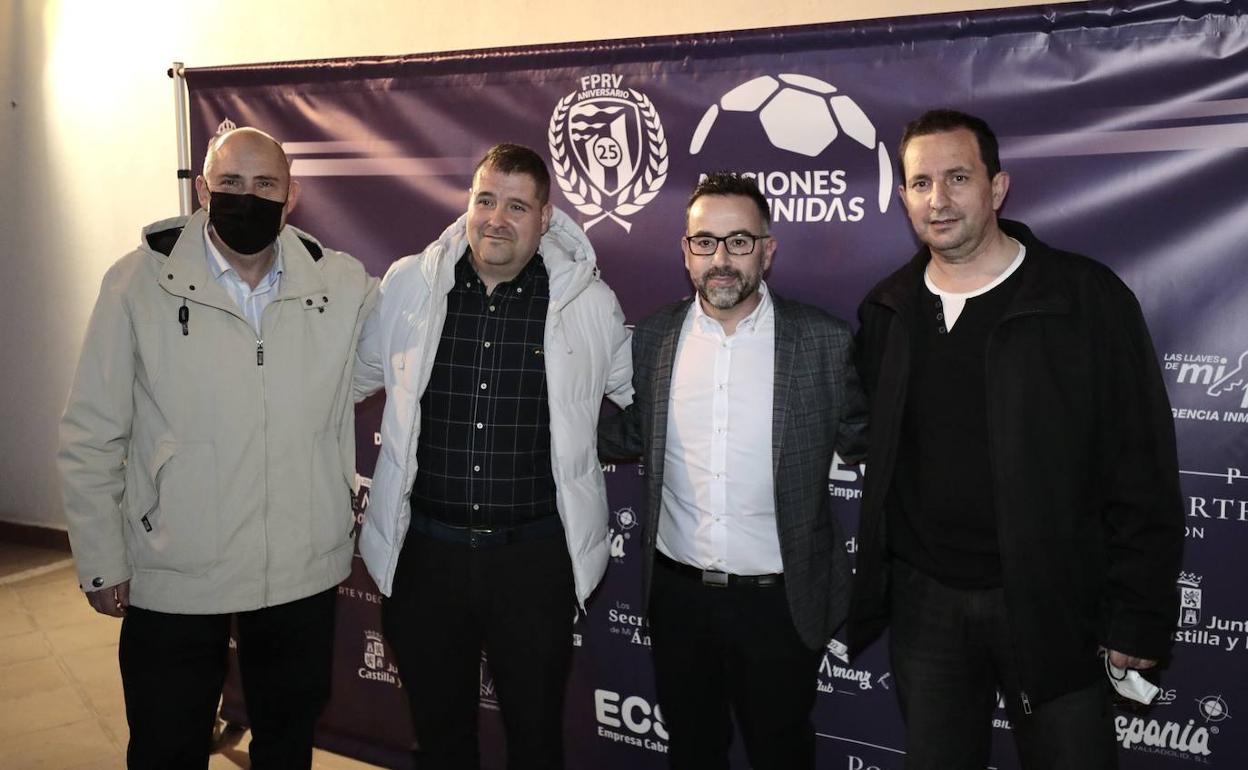 Peñistas asistentes a la gala posan con su presidente, José Antonio Pérez.