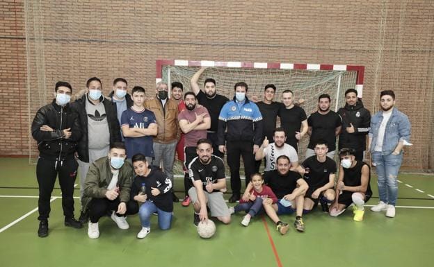 Encuentro previo al partido entre miembros de ambos equipos, policías y gitanos. 