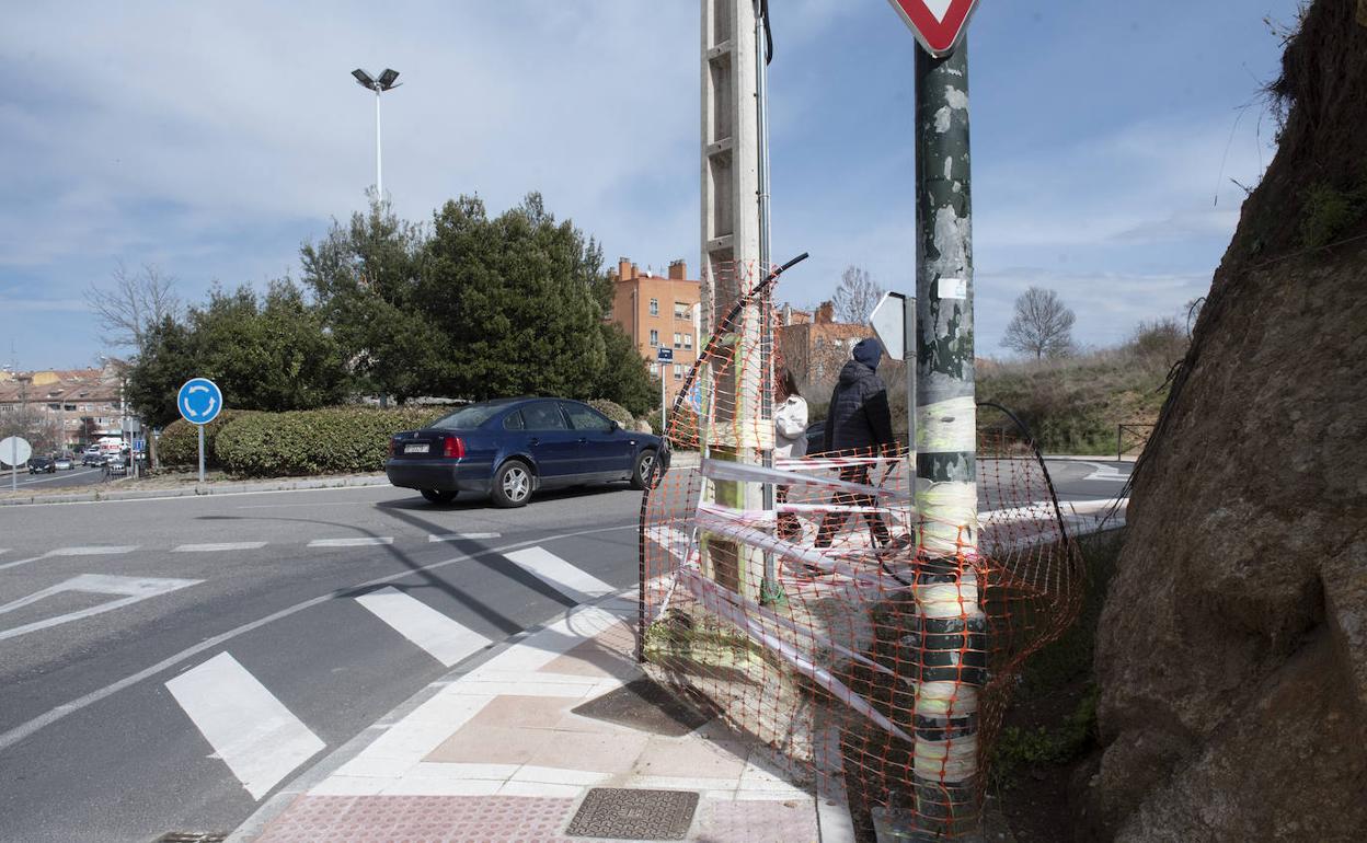 Poste de telégrafos precintado al final de San Gabriel.