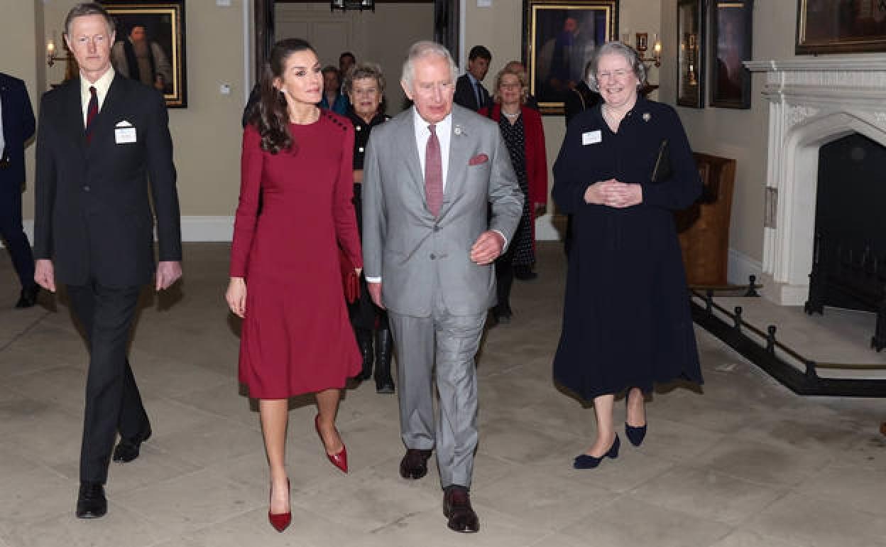 La Reina Letizia en su visita a la colección de pinturas de Zurbarán, en Bishop Auckland junto con el Príncipe de Galés. 