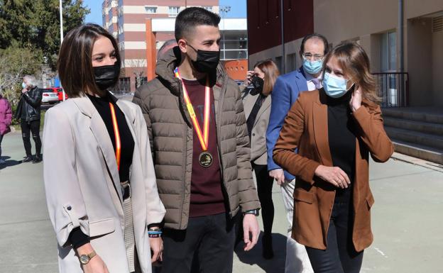 Imagen principal - Rocío Lucas, Jesús Julio Carnero y Juan Carlos Suárez-Quiñones, durante sus actos de este miércoles. 