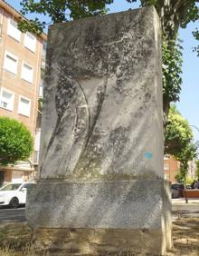 Imagen secundaria 2 - Arriba, el monumento a Jesús Aramburu tras su limpieza en noviembre. Debajo, a la izquierda, la peana del monumento ya retirado. A la derecha, el relieve antes de su limpieza. 