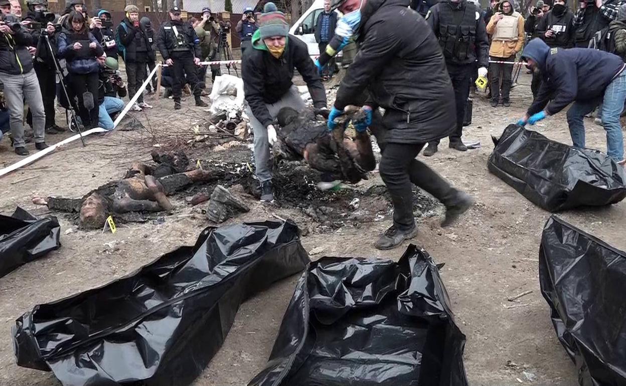 Levantamiento de cadáveres tras las retirada de las tropas rusas de la localidad ucraniana de Bucha.