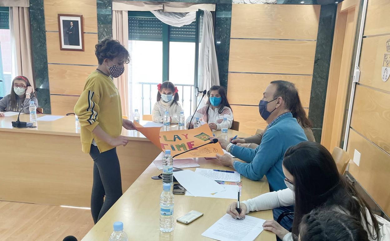 Un niño muestra un cartel al alcalde. Pedro Samuel Martín.