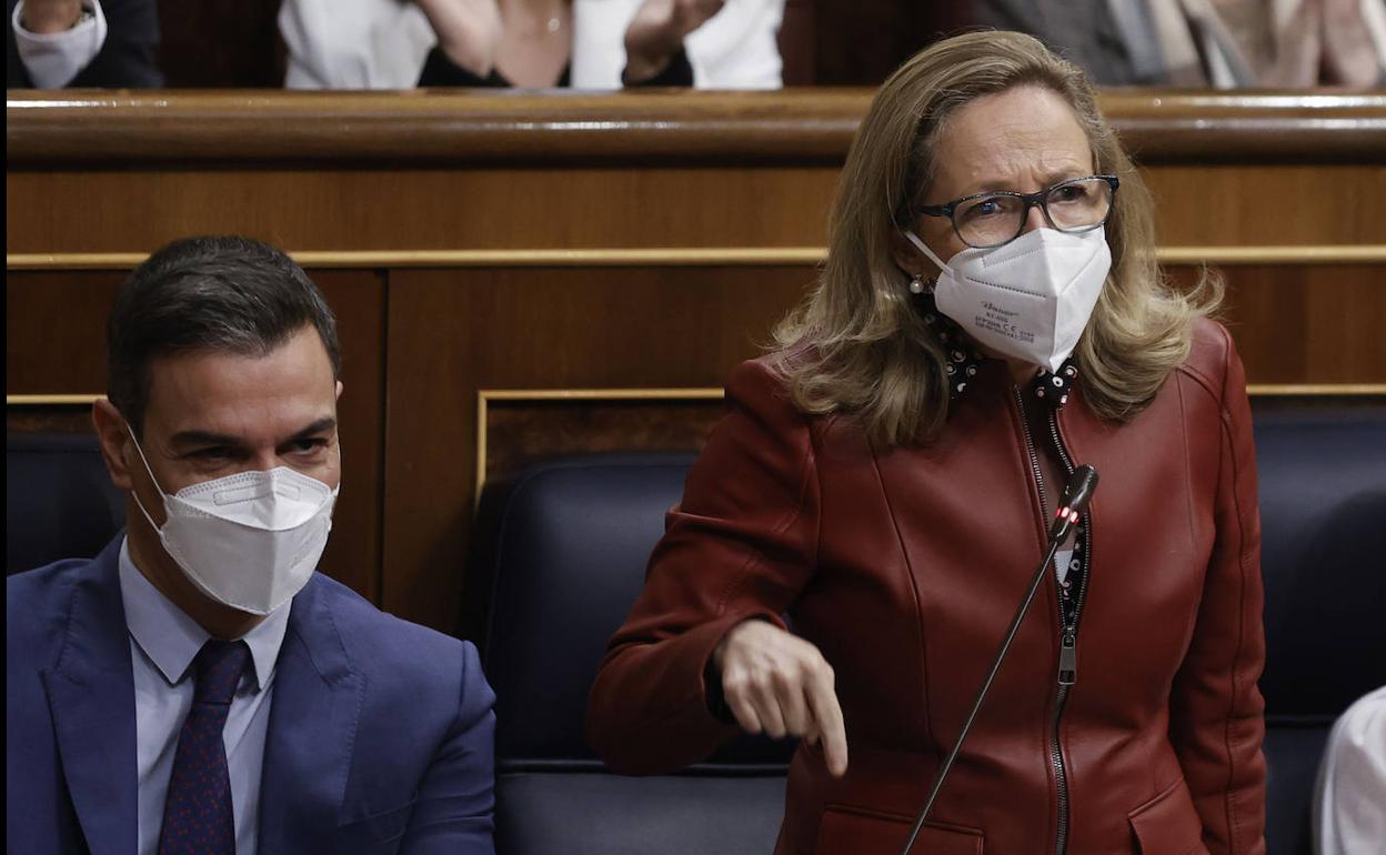 Pedro Sánchez y la ministra de asuntos económicos, Nadia Calviño.