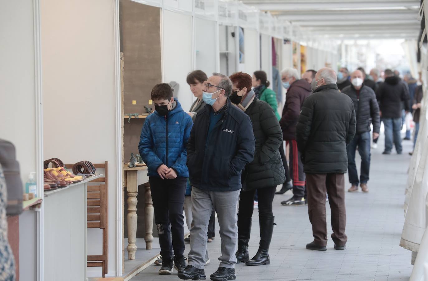 La feria de la artesanía, en la Acera de Recoletos de Valladolid. 