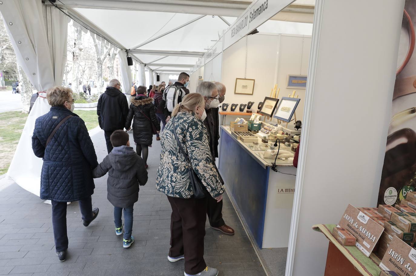 La feria de la artesanía, en la Acera de Recoletos de Valladolid. 