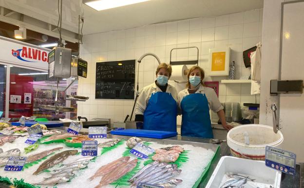 Cati y Ana, en su pescadería del Mercado de Abastos de Ciudad Rodrigo. 