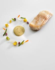 Imagen secundaria 2 - La propuesta del equipo de Ambivium comenzaba con 'Pastela Mozárabe' en un menú compuesto por 'Guisante del Maresme, quisquillas y yema ahumada', 'Raya meuniere y matices mediterráneos'. 