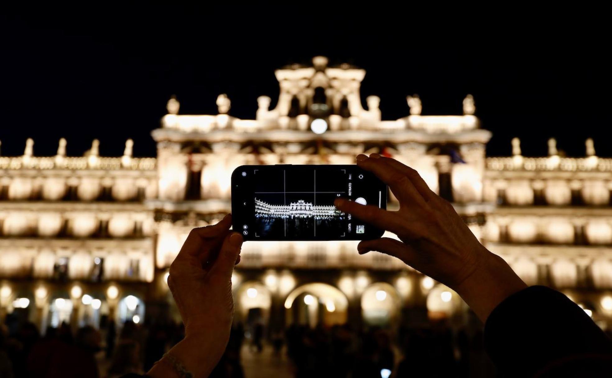 Una persona fotografía la Plaza Mayor de Salamanca.