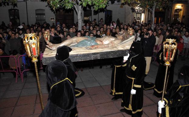 Procesión de la cofradía del Santo Entierro en Valladolid, donde se pueden apreciar las largas túnicas de los cofrades. 