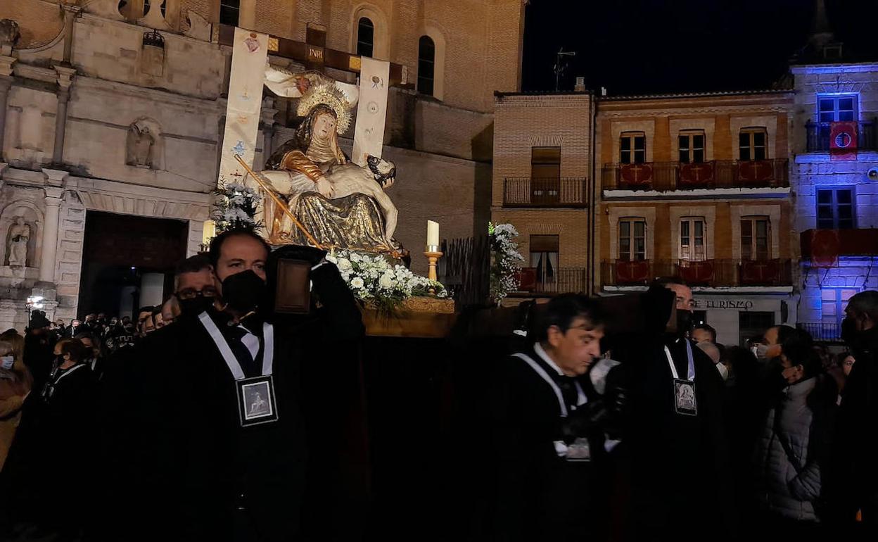 Nuestra Señora de las Angustias sale del templo portada por los cofrades.