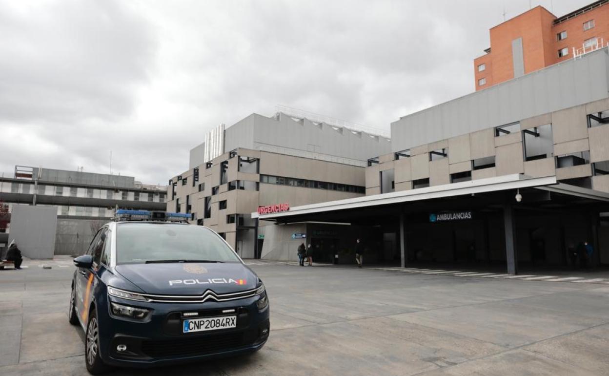 Coche de la Policía Nacional, en la puerta del Hospital Clínico de Valladolid esta tarde