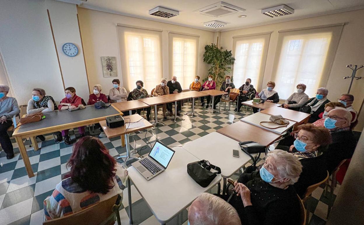 Un momento de la conferencia en Carbajosa. 