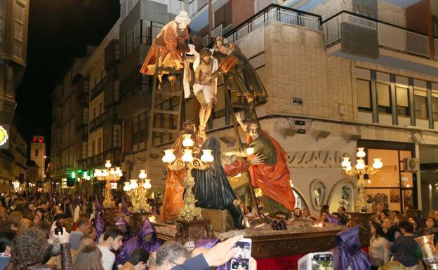 El paso de 'El Descendimiento', a su paso por la calle Teresa Gil y donde se pueden apreciar sus grandes dimensiones.