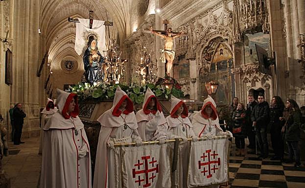 Pasos en el interior de la Catedral palentina. 